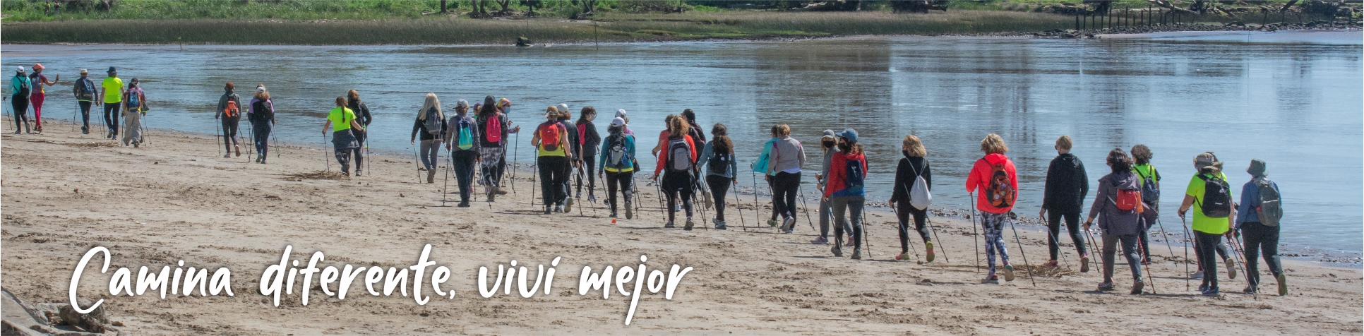 personas practicando marcha nordica en la playa