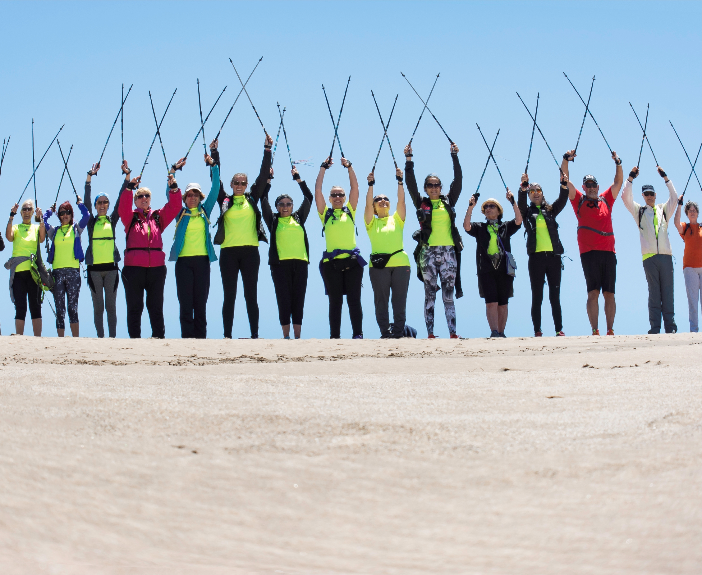 grupo de marcha nordica levantendo sus bastones