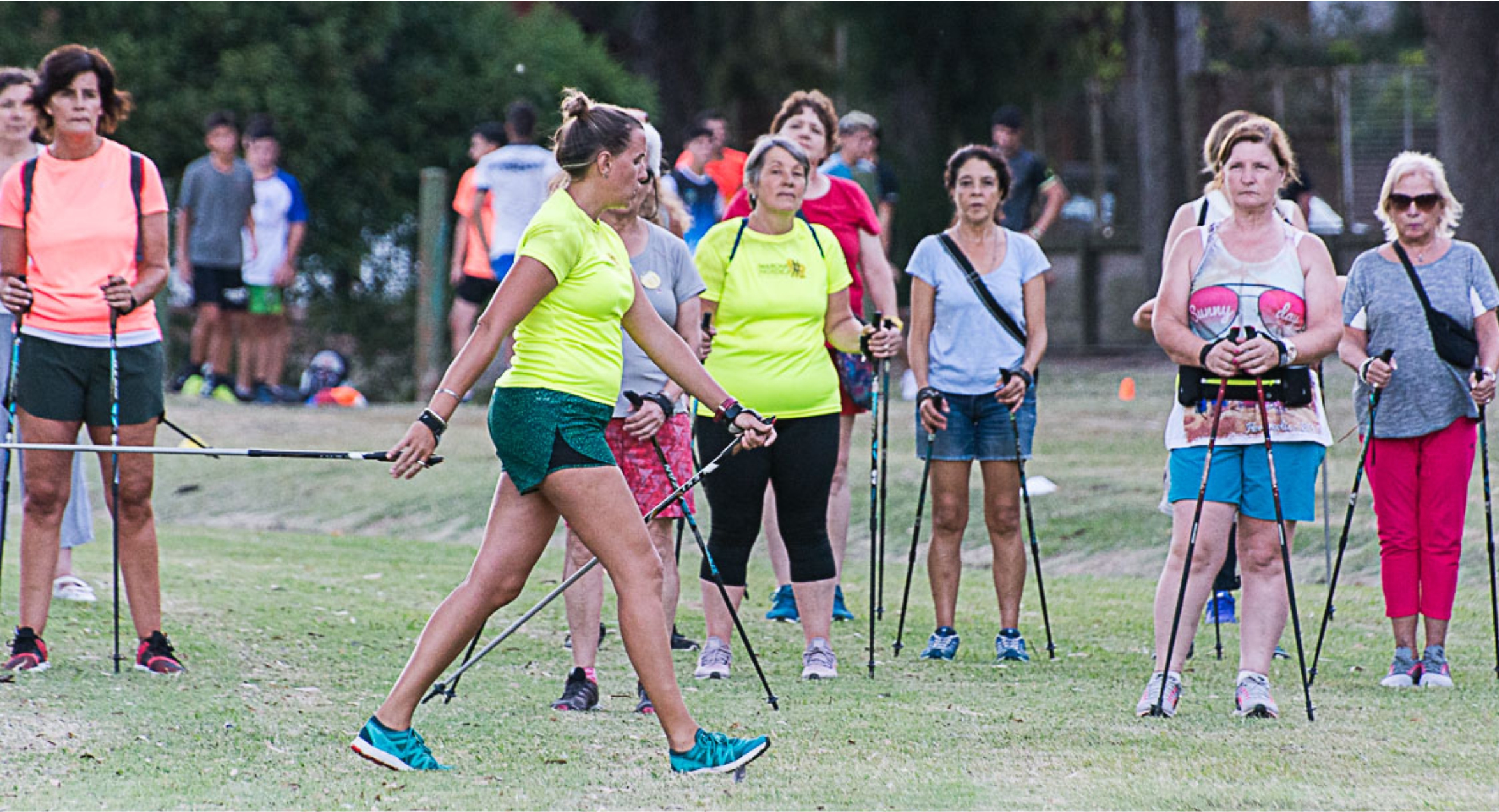 Instructora de Marcha Nordica con alumnos